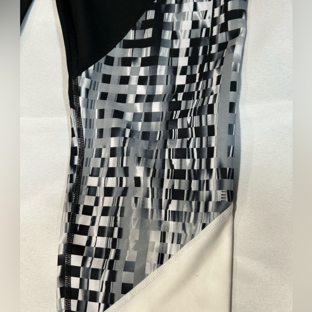 Brand new GapFit leggings high rise fitted through the leg in black,white, gray. - Picture 5 of 12